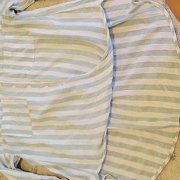 Listicle button front high-low blouse - Picture 3 of 3